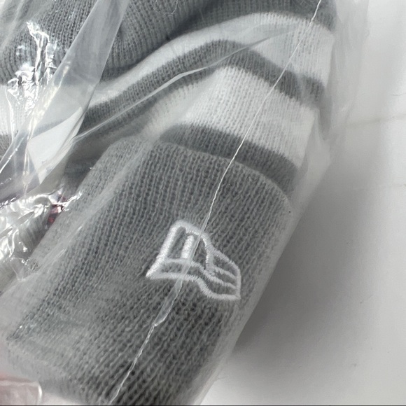 Tampa Bay Buccaneers New Era Pom Knit Hat - Picture 4 of 5